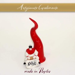 Corno orizzontale con statuina di pulcinella